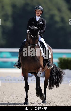 VERSAILLES, FRANCE - 04 AOÛT : Jessica von Bredow-Werndl avec TSF Dalera BB de Team Germany participe au Grand Prix individuel dressage Freestyle le neuvième jour des Jeux Olympiques de Paris 2024 au Château de Versailles le 04 août 2024 à Versailles, France. © diebilderwelt / Alamy Live News Banque D'Images