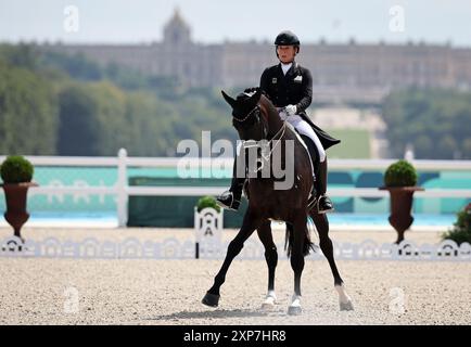 VERSAILLES, FRANCE - 04 AOÛT : Isabell Werth avec Wendy de l'équipe d'Allemagne participe au dressage Individual Grand Prix Freestyle le neuvième jour des Jeux Olympiques de Paris 2024 au Château de Versailles le 04 août 2024 à Versailles, France. © diebilderwelt / Alamy Live News Banque D'Images