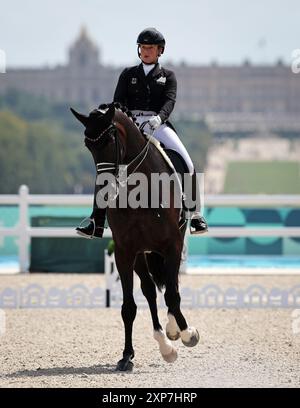 VERSAILLES, FRANCE - 04 AOÛT : Isabell Werth avec Wendy de l'équipe d'Allemagne participe au dressage Individual Grand Prix Freestyle le neuvième jour des Jeux Olympiques de Paris 2024 au Château de Versailles le 04 août 2024 à Versailles, France. © diebilderwelt / Alamy Live News Banque D'Images