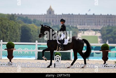 VERSAILLES, FRANCE - 04 AOÛT : Isabell Werth avec Wendy de l'équipe d'Allemagne participe au dressage Individual Grand Prix Freestyle le neuvième jour des Jeux Olympiques de Paris 2024 au Château de Versailles le 04 août 2024 à Versailles, France. © diebilderwelt / Alamy Live News Banque D'Images