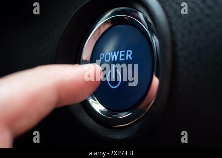 Appuyez à la main sur le bouton de démarrage du moteur de la voiture pour fermer Banque D'Images