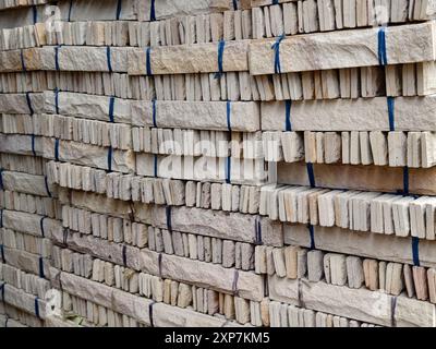 Pile de briques attachée avec des cordes pour la construction et le bâtiment Banque D'Images