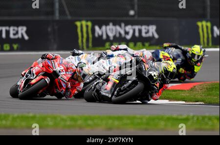 Aleix Espargaro d'Aprilia Racing suivi par Enea Bastianini de Ducati Lenovo Team lors du Monster Energy British Grand Prix MotoGP 2024 à Silverstone, Towcester. Date de la photo : dimanche 4 août 2024. Banque D'Images