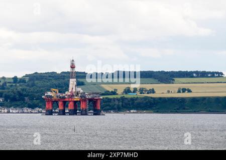 Plate-forme de forage semi-submersible Transocean leader en environnement difficile à Cromarty Firth, à l'extérieur de Nigg Bay. Banque D'Images