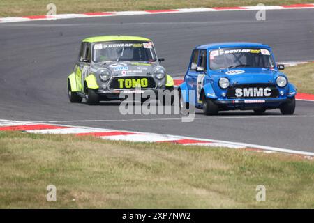 Pilote Kane Astin (gris clair numéro 11) et pilote James Cuthbertson sur piste pendant la journée de piste au circuit Brands Hatch, Sevenoaks, Kent sur 02nd au Banque D'Images