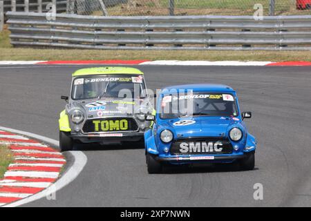 Pilote Kane Astin (gris clair numéro 11) et pilote James Cuthbertson sur piste pendant la journée de piste au circuit Brands Hatch, Sevenoaks, Kent sur 02nd au Banque D'Images