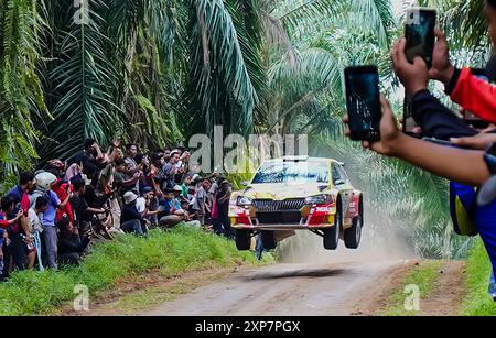 Serdang Bedagai, Indonésie. 03 août 2024. Le pilote indonésien Musa Rajekshah conduit sa voiture lors de la séance de rallye Shake Down du Championnat national et du Championnat des rallyes Asie-Pacifique (APRC) à Rambung Sialang, Serdang Bedagai, province du Nord de Sumatra, Indonésie, le 3 août, 2024. (photo de Hendro Budiman/INA photo Agency/Sipa USA) crédit : Sipa USA/Alamy Live News Banque D'Images