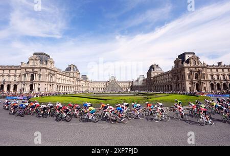 Le peloton passe devant le Musée du Louvre lors de la course cycliste féminine sur route, le neuvième jour des Jeux Olympiques de Paris 2024 en France. Date de la photo : dimanche 4 août 2024. Banque D'Images