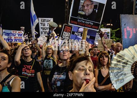 Israël. 03 août 2024. Des milliers d'Israéliens ont manifesté à Kaplan avec les familles des otages contre le premier ministre Benjamin Netanyahu, exigeant un accord immédiat sur les otages et un cessez-le-feu - alors qu'Israël attend l'attaque iranienne et du Hezbollah. Tel Aviv, Israël. 03 août 2024. (Matan Golan/Sipa USA). Crédit : Sipa USA/Alamy Live News Banque D'Images