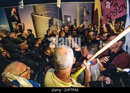 Israël. 03 août 2024. Des milliers d'Israéliens ont manifesté à Kaplan avec les familles des otages contre le premier ministre Benjamin Netanyahu, exigeant un accord immédiat sur les otages et un cessez-le-feu - alors qu'Israël attend l'attaque iranienne et du Hezbollah. Tel Aviv, Israël. 03 août 2024. (Matan Golan/Sipa USA). Crédit : Sipa USA/Alamy Live News Banque D'Images