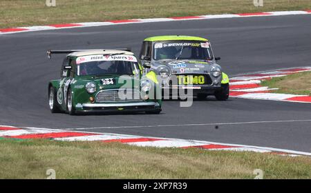 Pilote Harvey (vert foncé numéro 60) et pilote Kane Astin (gris clair numéro 11) sur piste pendant la journée de piste au circuit Brands Hatch, Sevenoaks, Ken Banque D'Images