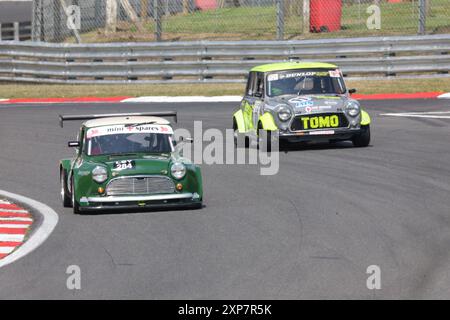 Pilote Harvey (vert foncé numéro 60) et pilote Kane Astin (gris clair numéro 11) sur piste pendant la journée de piste au circuit Brands Hatch, Sevenoaks, Ken Banque D'Images