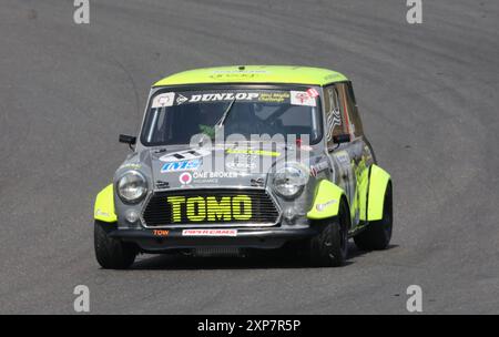 Pilote Kane Astin (gris clair numéro 11) sur piste lors de la journée sur piste au circuit Brands Hatch, Sevenoaks, Kent le 2 août 2024 Banque D'Images