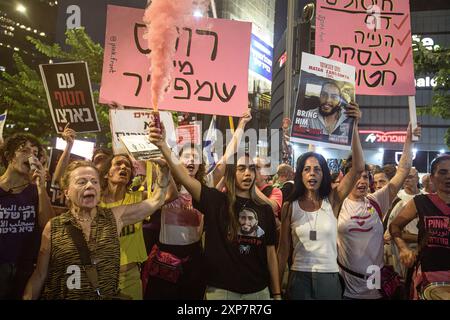 Israël. 03 août 2024. Des milliers d'Israéliens ont manifesté à Kaplan avec les familles des otages contre le premier ministre Benjamin Netanyahu, exigeant un accord immédiat sur les otages et un cessez-le-feu - alors qu'Israël attend l'attaque iranienne et du Hezbollah. Tel Aviv, Israël. 03 août 2024. (Matan Golan/Sipa USA). Crédit : Sipa USA/Alamy Live News Banque D'Images