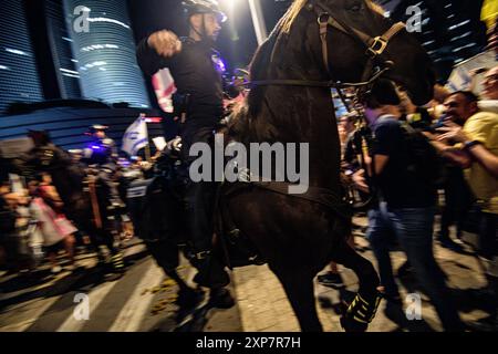 Israël. 03 août 2024. Des milliers d'Israéliens ont manifesté à Kaplan avec les familles des otages contre le premier ministre Benjamin Netanyahu, exigeant un accord immédiat sur les otages et un cessez-le-feu - alors qu'Israël attend l'attaque iranienne et du Hezbollah. Tel Aviv, Israël. 03 août 2024. (Matan Golan/Sipa USA). Crédit : Sipa USA/Alamy Live News Banque D'Images