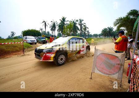 Serdang Bedagai, Indonésie. 03 août 2024. Le pilote indonésien Musa Rajekshah conduit sa voiture lors de la séance de rallye Shake Down du Championnat national et du Championnat des rallyes Asie-Pacifique (APRC) à Rambung Sialang, Serdang Bedagai, province du Nord de Sumatra, Indonésie, le 3 août, 2024. (photo de Hendro Budiman/INA photo Agency/Sipa USA) crédit : Sipa USA/Alamy Live News Banque D'Images