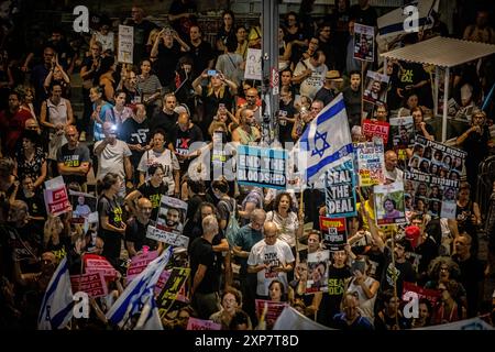 Tel Aviv, Israël. 03 août 2024. Les Israéliens tiennent des pancartes pendant un rassemblement. Alors qu'Israël se prépare à des représailles potentielles de la part de l'Iran et du Hezbollah suite aux assassinats du dirigeant du Hamas Ismail Haniyah à Téhéran et du commandant en chef du Hezbollah Fuad Shukr à Beyrouth, les familles d'otages israéliens détenus par le Hamas à Gaza appellent à un accord de libération des otages et à mettre fin à la guerre, 115 otages, certains morts et d'autres vivants, car ils sont toujours détenus à Gaza. Crédit : SOPA images Limited/Alamy Live News Banque D'Images