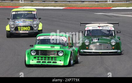 Le pilote Neil McArthur (numéro 19 vert foncé avant) et le pilote Harvey Death (numéro 60 vert foncé) et le pilote Kane Astin (numéro 11 gris clair) Banque D'Images