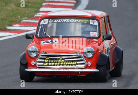 Jeff Smith (numéro orange 46) lors de la journée de piste au circuit Brands Hatch, Sevenoaks, Kent le 2 août 2024 Banque D'Images