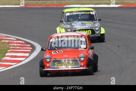 Jeff Smith (numéro orange 46) avant et conducteur Kane Astin (numéro gris clair 11) pendant la journée sur piste à Brands Hatch circuit , Sevenoaks, Kent le 02ème A. Banque D'Images