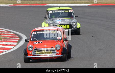 Jeff Smith (numéro orange 46) avant et conducteur Kane Astin (numéro gris clair 11) pendant la journée sur piste à Brands Hatch circuit , Sevenoaks, Kent le 02ème A. Banque D'Images