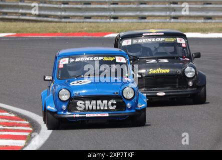 Le pilote l-R James Cuthbertson (numéro bleu 37) et le pilote Rupert Deeth (numéro noir 23) pendant la journée sur piste au circuit Brands Hatch, Sevenoaks, Kent Banque D'Images