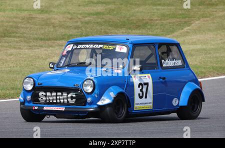 Le pilote James Cuthbertson (numéro bleu 37) sur piste pendant la journée de piste au circuit Brands Hatch, Sevenoaks, Kent le 2 août 2024 Banque D'Images