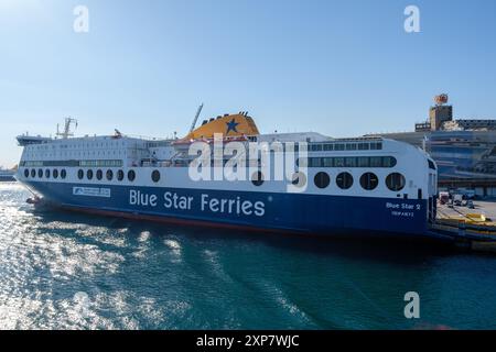 IOS, Grèce - 6 mai 2024 : vue d'un ferry amarré au port du Pirée en Grèce Banque D'Images