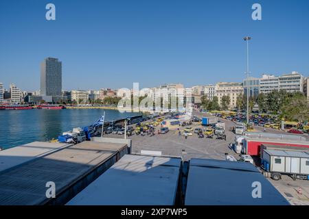 IOS, Grèce - 6 mai 2024 : vue d'un ferry qui se prépare à arriver au port du Pirée à Athènes en Grèce Banque D'Images