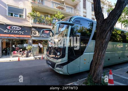 IOS, Grèce - 6 mai 2024 : vue d'un bus KTEL à Athènes Grèce, le principal service de bus de transport public interurbain de Grèce Banque D'Images