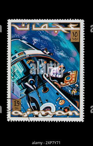 Exploration spatiale timbres postaux d'Ajman 1971. Conception futuriste de ce à quoi un vaisseau spatial pourrait ressembler. Banque D'Images