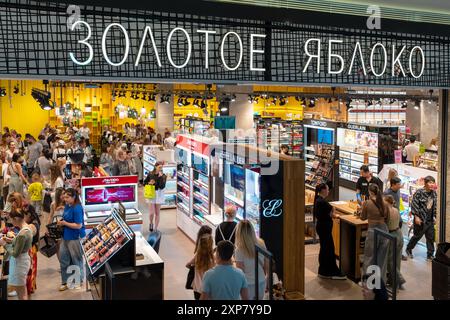 De nombreux clients choisissent des produits dans un magasin de parfums et cosmétiques multi-marques 'Golden Apple'. Minsk, Biélorussie - 31 juillet 2024 Banque D'Images