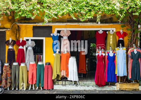 Vêtements d'été colorés sur à vendre dans la boutique. Assortiment dans un magasin de vêtements en plein air sur les mannequins. Vêtements pour femmes. Industrie de la mode. Élégant CLO Banque D'Images