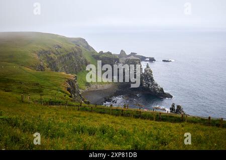 brume roulant sur les falaises et la mer à rathlin west light rspb centre rathlin île, comté d'antrim, irlande du nord, royaume-uni Banque D'Images