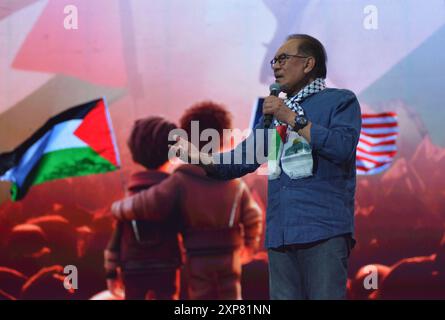 KUALA LUMPUR, Malaisie . 4 août -- 20 000 des peuples s'apprêtent à manifester leur solidarité et leur soutien indéfectible au peuple palestinien lors du rassemblement Himpunan Pembebasan Palestin au stade Axiata Arena, Bukit Jalil. Prévu pour débuter à 18 heures, le rassemblement enverra également un message au monde entier que la Malaisie condamne l'assassinat du chef du bureau politique du Hamas, Ismail Haniyeh, et l'oppression continue du régime sioniste cruel. Le premier ministre Datuk Seri Anwar Ibrahim prononcera également son discours au moment fort du rassemblement pour le soutien de l’État à la libération palestinienne, en collaboration avec se Banque D'Images