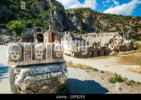 Site archéologique de Myra à Demre, Turquie. L'ancienne ville de Myra est particulièrement célèbre pour ses tombes rupestres de l'époque lycienne et son théâtre de l'époque romaine Banque D'Images