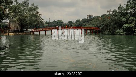 Culture Travel Vietnam attractions à Hanoi Hoan Kiem Lac avec le pont de lumière du soleil du matin à Hanoi Vietnam Banque D'Images