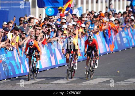 La néerlandaise Marianne vos, la belge Lotte Kopecky et la hongroise Blanka vas franchissent la ligne d'arrivée en photo-finissent respectivement 2e, 3e et 4e de la course de cyclisme sur route féminine lors de la neuvième journée des Jeux Olympiques de Paris 2024 en France. Date de la photo : dimanche 4 août 2024. Banque D'Images