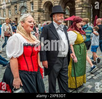 Edinburgh Fringe Festival 2024 - interprètes sur le Royal Mile - interprétant et faisant la publicité de leurs spectacles. Banque D'Images