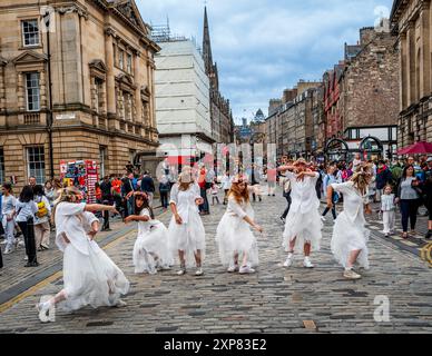 Edinburgh Fringe Festival 2024 - interprètes sur le Royal Mile - interprétant et faisant la publicité de leurs spectacles. Banque D'Images