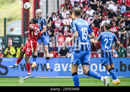 Liège, Belgique. 04 août 2024. Leandre Kuavita du Standard et Hugo Siquet du Club photographiés en action lors d'un match de football entre le Standard de Liège et le Club Bruges, dimanche 04 août 2024 à Liège, le jour 2 de la saison 2024-2025 de la première division du championnat belge 'Jupiler Pro League'. BELGA PHOTO TOM GOYVAERTS crédit : Belga News Agency/Alamy Live News Banque D'Images