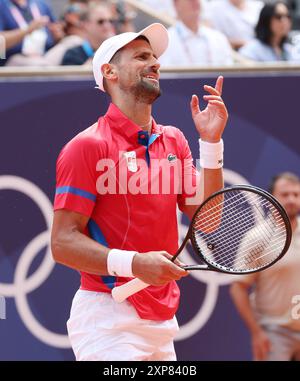Paris, France. 04 août 2024. Le serbe Novak Djokovic réagit lors de son match de finale en simple masculin contre l'espagnol Carlos Alcaraz à Roland Garros le dimanche 04 août 2024, lors de la neuvième journée des Jeux olympiques de Paris. Djokovic a gagné le match 7-6, 7-6. Photo de Hugo Philpott/UPI crédit : UPI/Alamy Live News Banque D'Images
