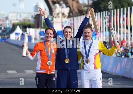 Paris, France. 04 août 2024. PARIS, FRANCE - 4 AOÛT : Marianne vos, des pays-Bas, reçoit la médaille d'argent dans la course féminine sur route lors du 9e jour de cyclisme sur route - Jeux Olympiques Paris 2024 au Trocadéro le 4 août 2024 à Paris, France. (Photo par Andre Weening/Orange Pictures) crédit : Orange pics BV/Alamy Live News Banque D'Images