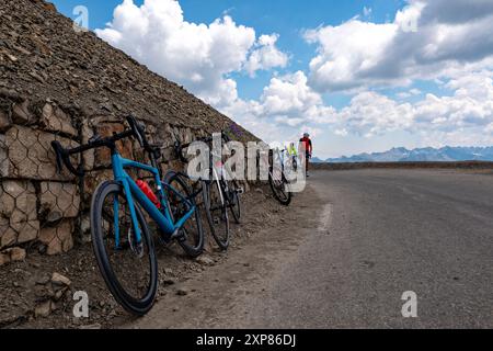 Scène cycliste sur la route du Col de la Bonette Banque D'Images