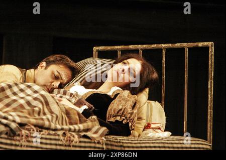 Tito Beltran (Rodolfo), Angela Gheorghiu (Mimi) dans LA BOHEME au Royal Opera, Covent Garden London WC2 17/06/2005, musique : Giacomo Puccini livret : Luigi Illica et Giuseppe Giacosa chef d'orchestre : Mark Elder design : Julia Trevelyan Oman éclairage : John Charlton réalisateur : John Copley Banque D'Images