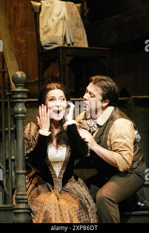 Angela Gheorghiu (Mimi), Tito Beltran (Rodolfo) dans LA BOHEME au Royal Opera, Covent Garden London WC2 17/06/2005, musique : Giacomo Puccini livret : Luigi Illica et Giuseppe Giacosa chef d'orchestre : Mark Elder design : Julia Trevelyan Oman éclairage : John Charlton réalisateur : John Copley Banque D'Images