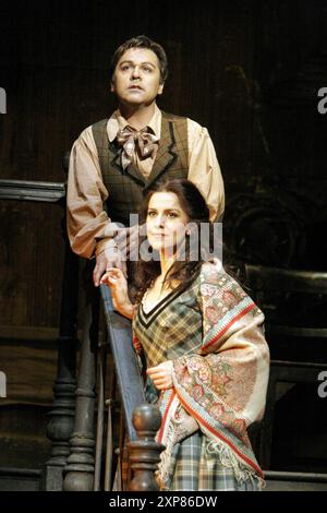 Angela Gheorghiu (Mimi), Tito Beltran (Rodolfo) dans LA BOHEME au Royal Opera, Covent Garden London WC2 17/06/2005, musique : Giacomo Puccini livret : Luigi Illica et Giuseppe Giacosa chef d'orchestre : Mark Elder design : Julia Trevelyan Oman éclairage : John Charlton réalisateur : John Copley Banque D'Images