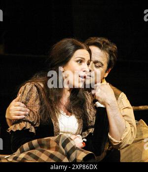 Angela Gheorghiu (Mimi), Tito Beltran (Rodolfo) dans LA BOHEME au Royal Opera, Covent Garden London WC2 17/06/2005, musique : Giacomo Puccini livret : Luigi Illica et Giuseppe Giacosa chef d'orchestre : Mark Elder design : Julia Trevelyan Oman éclairage : John Charlton réalisateur : John Copley Banque D'Images