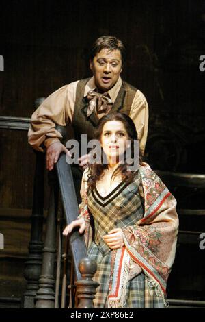 Angela Gheorghiu (Mimi), Tito Beltran (Rodolfo) dans LA BOHEME au Royal Opera, Covent Garden London WC2 17/06/2005, musique : Giacomo Puccini livret : Luigi Illica et Giuseppe Giacosa chef d'orchestre : Mark Elder design : Julia Trevelyan Oman éclairage : John Charlton réalisateur : John Copley Banque D'Images