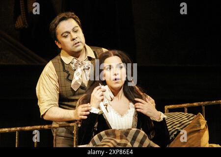 Tito Beltran (Rodolfo), Angela Gheorghiu (Mimi) dans LA BOHEME au Royal Opera, Covent Garden London WC2 17/06/2005, musique : Giacomo Puccini livret : Luigi Illica et Giuseppe Giacosa chef d'orchestre : Mark Elder design : Julia Trevelyan Oman éclairage : John Charlton réalisateur : John Copley Banque D'Images